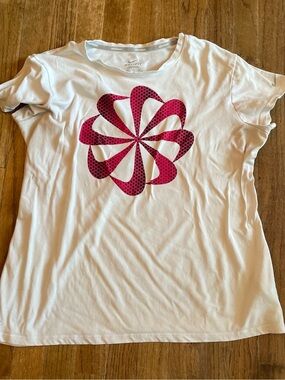 Girls Nike White Graphic Tee with Pink Nike Pinwheel Design